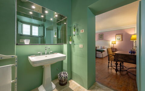 Castello Di Quarate: Miroir, Robinet, Évier, Luminaire Plomberie, Propriété, Meubles, Lavabo, Salle De Bains, Éclairage, Design Intérieur