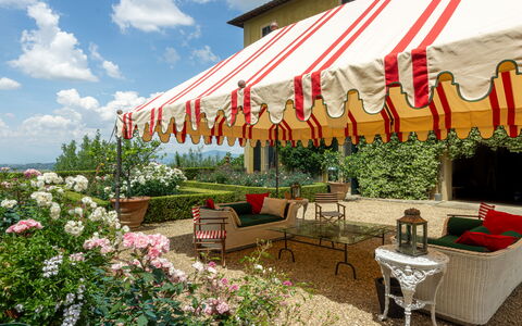 Castello Di Quarate: Fleur, Plante, Meubles, Nuage, Table, La Nature, Ciel, Ombre, Mobilier De Jardin, Chaise