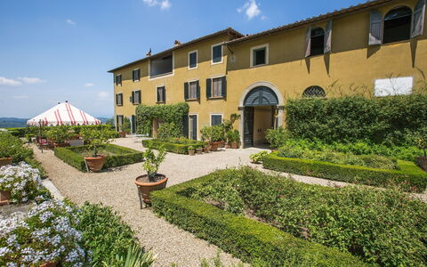 Castello Di Quarate: Plante, Nuage, Ciel, Propriété, Fenêtre, Bâtiment, Végétation, Lot Terre, Herbe, Fleur