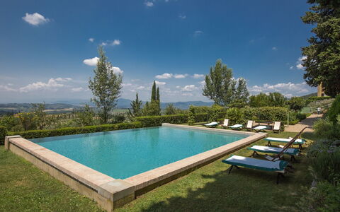 Castello Di Quarate: Nuage, L'Eau, Plante, Ciel, Piscine, Bâtiment, Arbre, Bleu Azur, Paysage Naturel, Rectangle