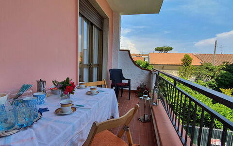 La Butterfly: Meubles, Propriété, Table, Plante, Ciel, Bâtiment, Chaise, Pot De Fleur, Vaisselle, Nuage