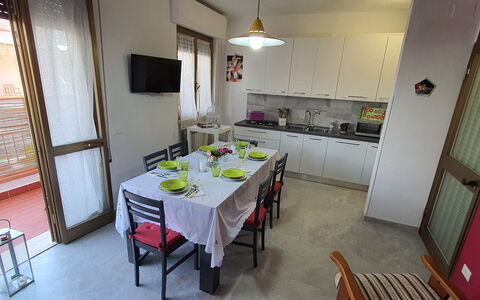 La Butterfly: Meubles, Comptoir, Cabinetry, Table, Chaise, Cuisine, Évier, Sol, Sol, Immobilier