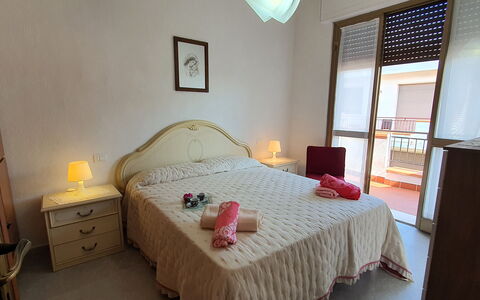 La Butterfly: Meubles, Bâtiment, Fenêtre, Confort, Bois, Textile, Design Intérieur, Éclairage, Cadre De Lit, Sol