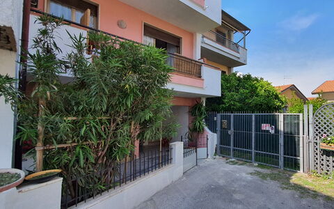 La Butterfly: Plante, Bâtiment, Fenêtre, Design Urbain, Quartier, Clôture, Zone Résidentielle, Façade, Immobilier, Condominium