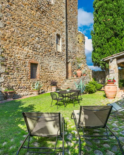 Sovicille 609: Ciel, Propriété, Meubles, Table, Bleu Azur, Chaise, Bâtiment, Fenêtre, Ombre, Architecture