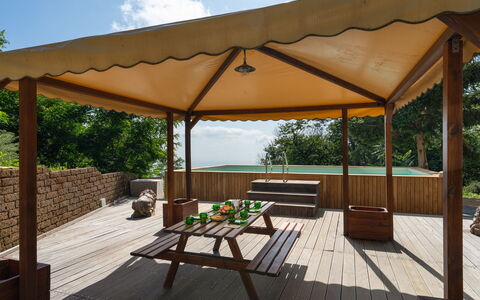 Casa Serra: Meubles, Propriété, Table, Plante, Bâtiment, Ombre, Bois, Mobilier De Jardin, Nuage, Arbre