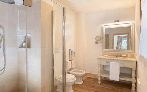 Villa La Pineta: Luminaire Plomberie, Miroir, Bâtiment, Propriété, Robinet, Salle De Bains, Violet, Design Intérieur, Lavabo, Évier