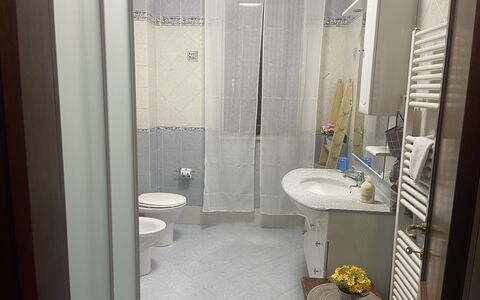 Villa Castelnuovo: Évier, Bâtiment, Miroir, Robinet, Luminaire Plomberie, Lavabo, Salle De Bains, Violet, Sol