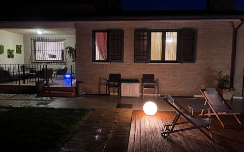 Villa Castelnuovo: Propriété, Fenêtre, Architecture, Design Intérieur, Bois, Surface De La Route, Bâtiment, Zone Résidentielle, Ombre, Ciel