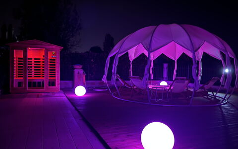 Villa Castelnuovo: Violet, Ciel, Monde, Violet, Magenta, Point De Repère, Bâtiment, Teintes Et Ombres, Amusement, Symétrie