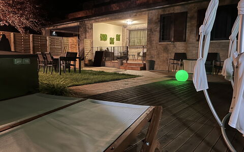 Villa Castelnuovo: Propriété, Bâtiment, Design Intérieur, Architecture, Maison, Bois, Herbe, Sol, Plante, Immobilier