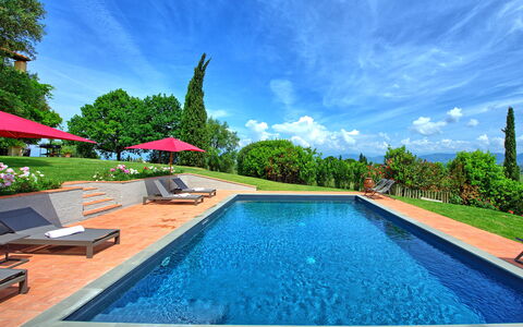 Villa Marliana: L'Eau, Ciel, Nuage, Plante, Propriété, Piscine, La Nature, Bleu Azur, Arbre, Mobilier De Jardin
