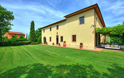 Villa Marliana: Nuage, Plante, Ciel, Bâtiment, Arbre, Vert, Fenêtre, Paysage Naturel, Architecture, Lot Terre