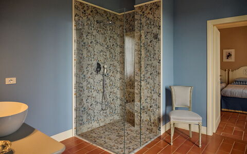 Villa Marliana: Mur, Sol, Design Intérieur, Luminaire Plomberie, Sol, Marron, Plomberie, Salle De Bains, Tuile, Verre