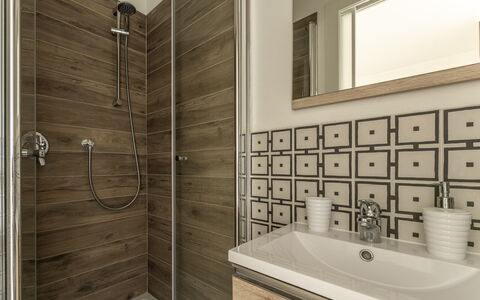 Casa Di Luca, Pool, Castelnuovo Berardenga: Luminaire Plomberie, Évier, Robinet, Salle De Bains, Bâtiment, Éclairage, Architecture, Design Intérieur, Mur