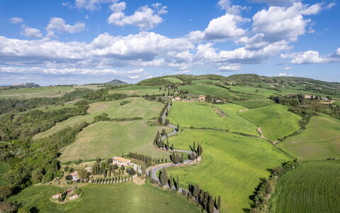 Monticchiello Apartment With Garden, Wifi, Pienza,: Nuage, Ciel, Paysage Naturel, Montagne, Lot Terre, Montagnes, Terrain, Cumulus, Herbe, Paysage