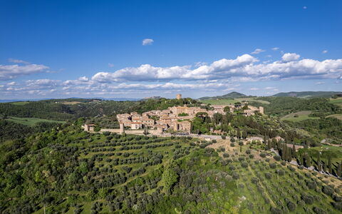 Monticchiello Apartment With Garden, Wifi, Pienza,: Nuage, Ciel, Plante, Communauté Des Plantes, Paysage Naturel, Montagne, Lot Terre, Bâtiment, Cumulus, Herbe