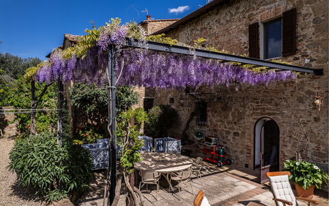 Monticchiello Apartment With Garden, Wifi, Pienza,: Plante, Propriété, Fenêtre, Ciel, Fleur, Nuage, Bâtiment, Bleu Azur, Violet, Maison