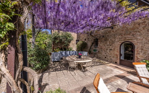 Monticchiello Apartment With Garden, Wifi, Pienza,: Plante, Meubles, Bâtiment, Fleur, Table, Violet, Arbre, Mobilier De Jardin, Éclairage Public, Chaise