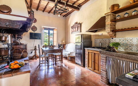 Monticchiello Apartment With Garden, Wifi, Pienza,: Table, Meubles, Propriété, Cabinetry, Bois, Cuisine, Design Intérieur, Comptoir, Cadre, Salon