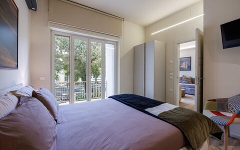 Betty Florence Charming Modern Apartment Near Piaz: Meubles, Propriété, Bâtiment, Confort, Bleu Azur, Bois, Textile, Cadre De Lit, Ombre, Design Intérieur