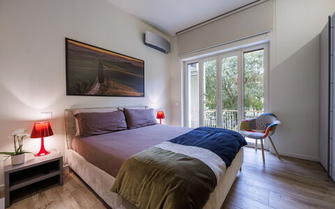 Betty Florence Charming Modern Apartment Near Piaz: Meubles, Propriété, Confort, Cadre, Bois, Design Intérieur, Lampe, Ombre, Sol, Oreiller