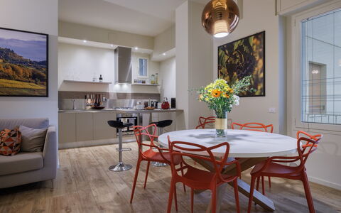 Betty Florence Charming Modern Apartment Near Piaz: Table, Meubles, Propriété, Cadre, Fenêtre, Chaise, Bois, Design Intérieur, Éclairage, Orange