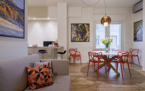 Betty Florence Charming Modern Apartment Near Piaz: Table, Cadre, Meubles, Propriété, Fenêtre, Canapé, Bois, Design Intérieur, Orange, Sol