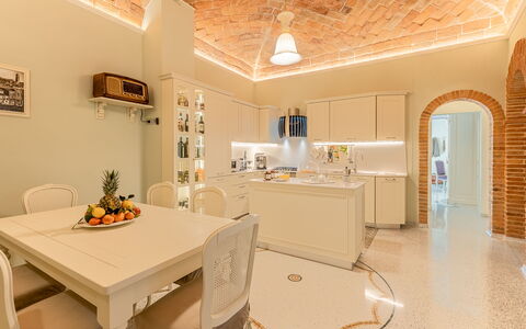 Charming Apartment Cartoni - Città Della Pieve, Um: Meubles, Table, Bâtiment, Chaise, Éclairage, Cadre, Design Intérieur, Sol, Sol, Tiroir