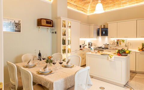 Charming Apartment Cartoni - Città Della Pieve, Um: Meubles, Table, Propriété, Cabinetry, Chaise, Design Intérieur, Éclairage, Comptoir, Sol, Vaisselle