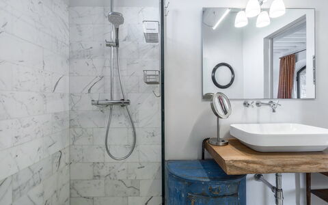 Lina - Podere Ribatti - Casole D'elsa, Toscana: Miroir, Robinet, Luminaire Plomberie, Évier, Propriété, Salle De Bains, Lavabo, Tete De Douche, Design Intérieur