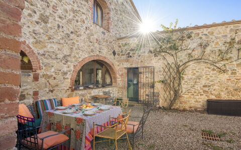 Alice - Podere Ribatti - Casole D'elsa, Toscana: Table, Propriété, Ciel, Meubles, Fenêtre, Bâtiment, Chaise, Design Intérieur, Plante, Tableau De Plein Air