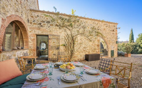 Alice - Podere Ribatti - Casole D'elsa, Toscana: Table, Ciel, Vaisselle, Propriété, Meubles, Vaisselle, Plante, Bleu Azur, Assiette, Nappe De Table