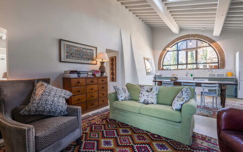 Alice - Podere Ribatti - Casole D'elsa, Toscana: Meubles, Cadre, Propriété, Canapé, Fenêtre, Design Intérieur, Bâtiment, Sol, Mur, Salon