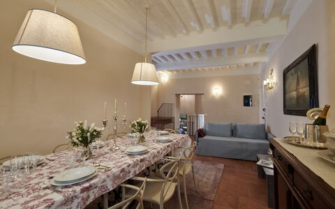 Casa Ada e Sabo: Table, Propriété, Meubles, Cadre, Bâtiment, Design Intérieur, Décoration, Chaise, Éclairage, Bois