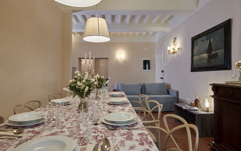 Casa Ada e Sabo: Table, Propriété, Cadre, Vaisselle, Décoration, Design Intérieur, Éclairage, Plante, Bâtiment, Vaisselle