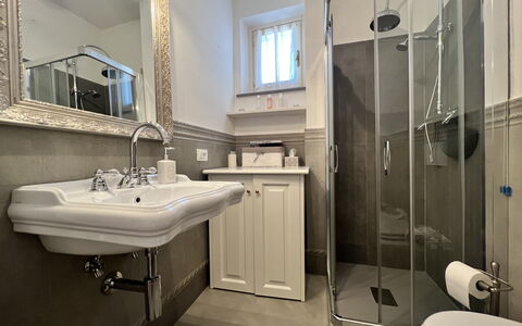 Casa Ada e Sabo: Miroir, Robinet, Luminaire Plomberie, Évier, Lavabo, Propriété, Salle De Bains, Violet, Bâtiment, Design Intérieur