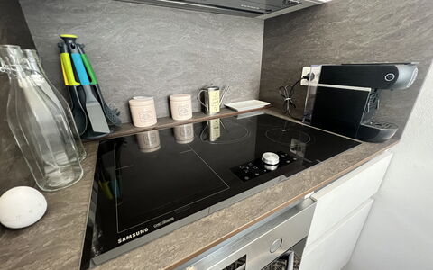 Casa Ada e Sabo: Cabinetry, Propriété, Comptoir, Robinet, Design Intérieur, Cuisine, Rayonnage, Sol, Gaz, Tiroir