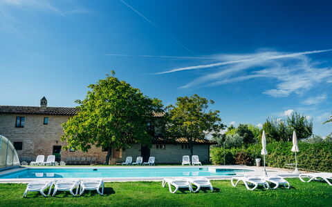 Villa Assisi: Ciel, Nuage, Plante, Arbre, Mobilier De Jardin, Ombre, Chaise, Herbe, Paysage Naturel, Bâtiment