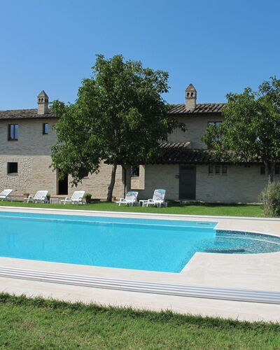 Villa Assisi: Ciel, L'Eau, Plante, Bâtiment, Arbre, Ombre, Herbe, Rectangle, Loisir, Composite