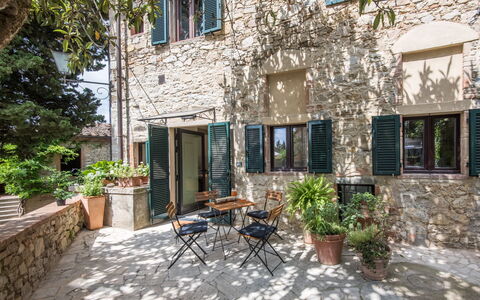 Il Nespolo Charming Apartment Fonterutoli - Siena,: Plante, Bâtiment, Fenêtre, Pot De Fleur, Table, Chalet, Chaise, Porte, Quartier, Arbre