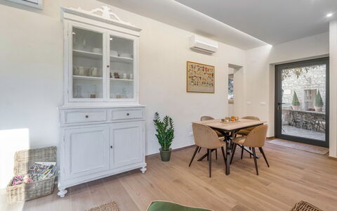 Il Nespolo Charming Apartment Fonterutoli - Siena,: Cadre, Propriété, Meubles, Bois, Plante, Bâtiment, Design Intérieur, Table, Sol, Plante D'Appartement