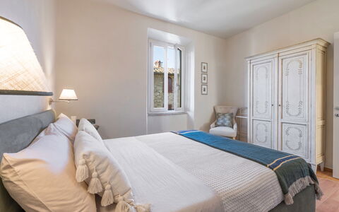 Il Nespolo Charming Apartment Fonterutoli - Siena,: Meubles, Propriété, Confort, Bâtiment, Bleu Azur, Bois, Porte, Cadre De Lit, Textile, Design Intérieur