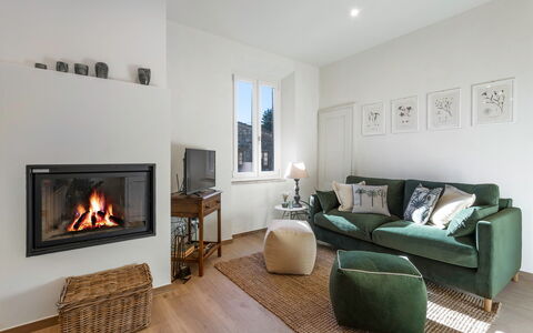 Il Nespolo Charming Apartment Fonterutoli - Siena,: Propriété, Cadre, Meubles, Canapé, Confort, Bois, Design Intérieur, Salon, Sol, Sol