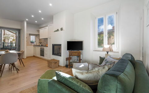 Il Nespolo Charming Apartment Fonterutoli - Siena,: Table, Meubles, Cadre, Canapé, Propriété, Design Intérieur, Bâtiment, Bois, Confort, Éclairage