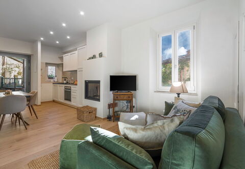 Il Nespolo Charming Apartment Fonterutoli - Siena,: Table, Meubles, Cadre, Canapé, Propriété, Design Intérieur, Bâtiment, Bois, Confort, Éclairage