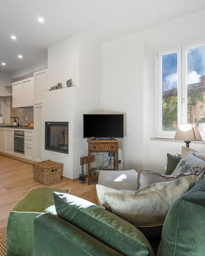 Il Nespolo Charming Apartment Fonterutoli - Siena,: Table, Meubles, Cadre, Canapé, Propriété, Design Intérieur, Bâtiment, Bois, Confort, Éclairage