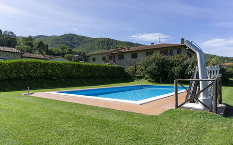 Villa Niccone: Ciel, Plante, Nuage, Bâtiment, Arbre, Piscine, Ombre, Herbe, Rectangle, Loisir