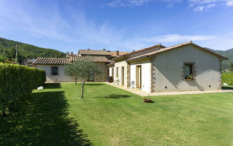 Villa Niccone: Nuage, Plante, Ciel, Bâtiment, Fenêtre, Maison, Lot Terre, Herbe, Paysage