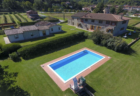 Villa Niccone: Bâtiment, Propriété, Plante, Lot Terre, Piscine, Fenêtre, Architecture, Design Urbain, Végétation, Herbe